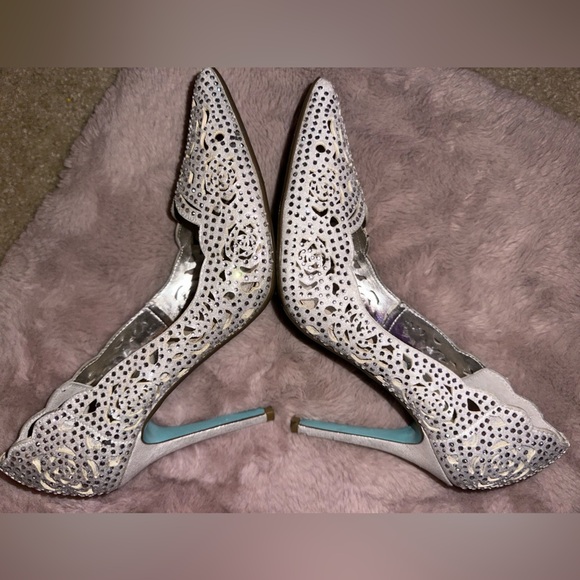 Betsey Johnson ELSA Silver Cutout pointed toe Heels 8 bride bridal wedding - Picture 11 of 15